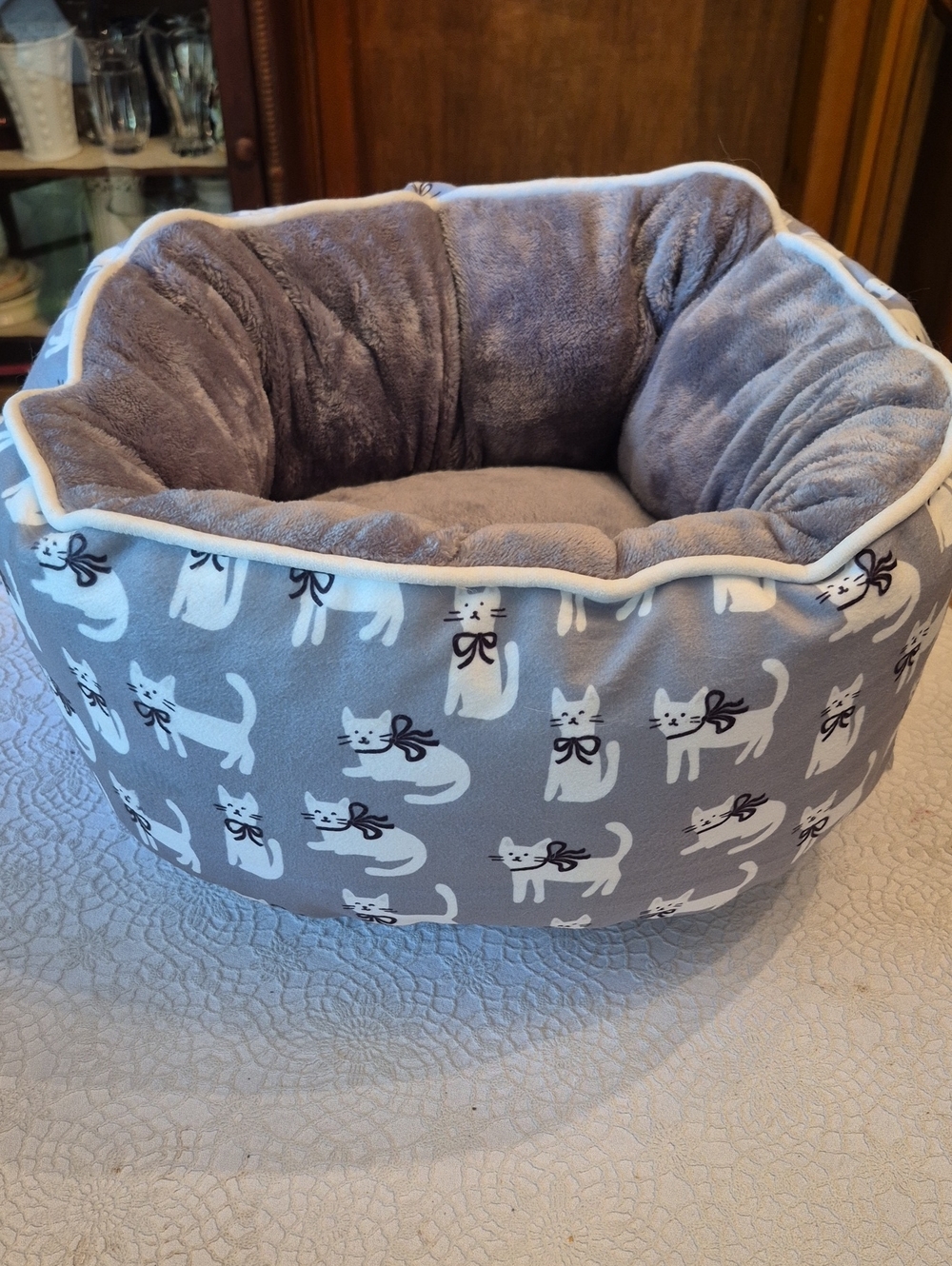 Plush Gray Cat Print Round Pet Bed - Soft Cozy Sleeping Nest